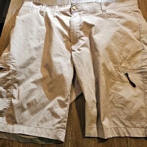 Taylormade Sz. 40 Tan Cargo Shorts